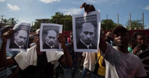 08.12.2014 - Les haïtiens manifestent en appelant Poutine à l’aide…