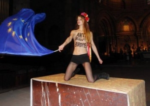 24.11.2014 - France : Une FEMEN profane la cathédrale Notre-Dame