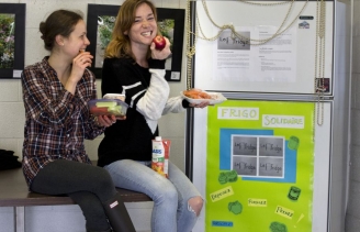 24.04.2015 - «​Le Fridge»: le frigo de la faim du monde dans Rosemont
