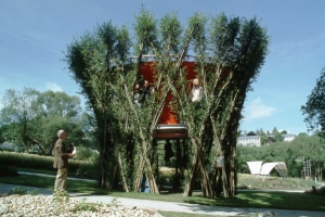 05.11.2016 - Un architecte a réussi le pari d’utiliser des arbres vivants comme murs porteurs