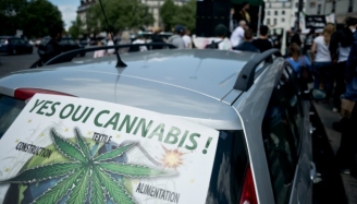 19.08.2015 - Cannabis : tout le monde (ou presque) fume des joints en France. Légalisons-le !
