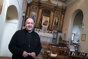 03.12.2015 - France : un prêtre restaure une chapelle, sûr que demain les églises seront pleines