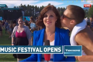 10.08.2015 - Une journaliste de CBC, embrassée sur la joue en direct, porte plainte