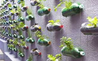 19.12.2015 - Brésil : Des jardins à la verticale avec des bouteilles recyclées, une bonne idée !