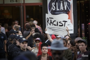 27.06.2018 - Des manifestants accusent le spectacle SLĀV de racisme
