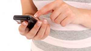 16.05.2016 - En Arabie, les femmes qui consultent le cellulaire de leur mari risquent gros