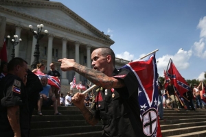 21.07.2015 - USA: le Ku Klux Klan manifeste pour défendre le drapeau confédéré 