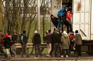 21.12.2015 - Calais : près de 1 000 migrants tentent d’envahir le tunnel sous la Manche 