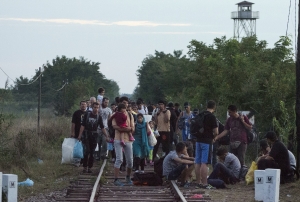 23.09.2015 - La répression anti-migrants atteint son paroxysme en Hongrie : les militaires sont désormais autorisés à ouvrir le feu. A condition que les tirs ne soient pas "mortels"