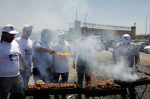 22.04.2017 - Des Israéliens organisent un barbecue devant une prison palestinienne pour affamer les grévistes de la faim