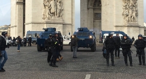 08.12.2018 - France : blindés, flashball, incendies... L'acte IV des Gilets jaunes dégénère à Paris