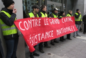 Des gilets jaunes belges manifestent devant la Banque Rothschild avec l’eurodéputé allemand Udo Voigt