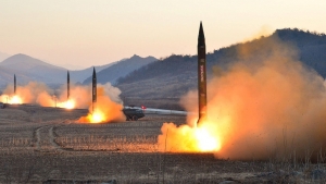 15.10.2017 - Face aux exercices navals américains, la Corée du Nord dit avoir «la main proche du déclencheur» 