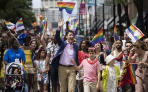 28.06.2017 - Justine défile à la Gay Pride au Canada, avec femme, enfants… et chaussettes fêtant la fin du ramadan