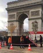 11.12.2018 - France : les Loubavitch installent une menorah devant l’Arc de Triomphe