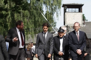 11.07.2016 - Justin Trudeau rend hommage aux victimes du camp nazi d’Auschwitz ...