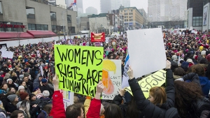 24.01.2017 - La marche des femmes contre Trump attire des milliers de personnes à Montréal
