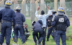 18.06.2015 - France : "C'est devenu intenable", les images choc de la police face aux migrants à Calais