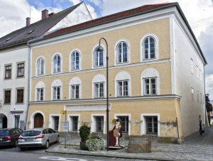 22.04.2015 - Autriche : que faire de la maison natale de Hitler ? 