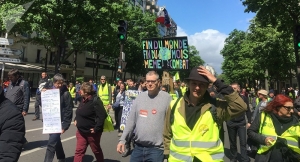 France : Heurts et lacrymogènes à Strasbourg, défilé calme à Paris pour l’acte 24