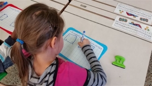 30.10.2015 - Une école de Sherbrooke fait un pied de nez à l'iPad avec ses petits tableaux blancs effaçables