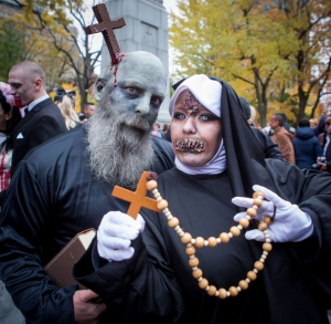 28.10.2018 - Des zombies en mal de sensations fortes défilent à Montréal