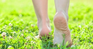 24.09.2015 - Ce qui arrive à votre corps lorsque vous marchez pieds nus 5 minutes par jour