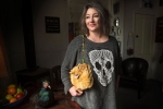 26.09.2016 - Elle transforme un chat en sac à main et le vend 370 euros 