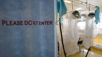 12.10.2015 - Ebola: guérie en janvier, une infirmière britannique est à nouveau dans un état grave