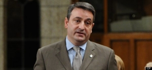 27.09.2014 - Ottawa: les larmes aux yeux, un conservateur présente ses excuses à Thomas Mulcair