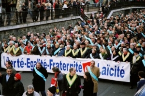 30.06.2015 - Après la quenelle, le signe de croix interdit en France ?