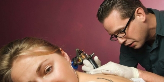18.08.2015 - Cancer : pourquoi il faut absolument prévenir son médecin quand on a un tatouage