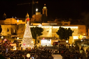 25.12.2016 - Noël ailleurs – En Palestine, les musulmans, les chrétiens et les touristes réunis autour du grand sapin