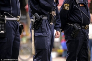 Des policiers fuient d'un camp de migrants suédois après une agression de masse
