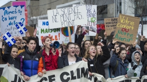Dérèglement climatique : quand le système dominant exploite la colère des jeunes 
