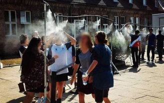 02.09.2015 - Auto-quenelle : des brumisateurs en forme de douche à Auschwitz pour les visiteurs