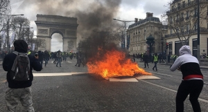 Fumigènes, blindés, barricades... L'acte 18 dégénère à Paris