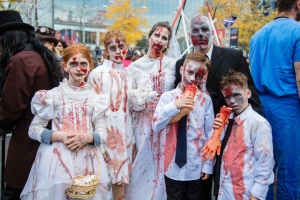 29.10.2017 - Société du spectacle oblige : des zombies se déguisent en zombies 
