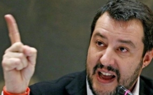 25.07.2018 - Matteo Salvini dénonce le sale business des passeurs sur les migrants et ramène ces derniers… en Libye