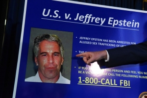 Une juge ordonne au tribunal de lever les scellés des documents « explosifs » de Jeffrey Epstein dans les 7 jours