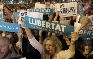 19.10.2017 - L’emprisonnement de dirigeants séparatistes déclenche des manifestations en Catalogne