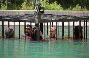 25.06.2015 - Nouvelle vidéo horrible de l’EI : des otages noyés dans une cage, des têtes décapitées par explosion