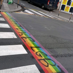 29.06.2018 - «Dictature LGBT» : les peintures arc-en-ciel du Marais à Paris ont de nouveau été vandalisées