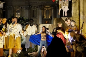 26.12.2017 - Une Femen s’empare de l’enfant Jésus de la crèche du Vatican