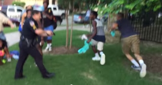 09.06.2015 - Texas: polémique après une vidéo montrant un policier s'en prenant à des ados noirs