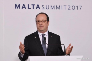 05.02.2017 - Le président français appelle les dirigeants européens à refuser la "pression" américaine