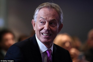 Tony Blair rentre en politique 20 ans après être devenu Premier ministre et met des bâtons dans les roues du Brexit
