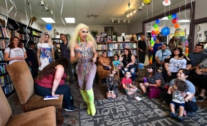 Propagande LGBT en Californie sur des enfants: des drag queens leur lisent des histoires