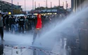 29.10.2014 - "Hooligans contre salafistes" à Cologne: 13 blessés