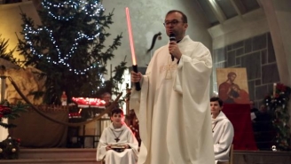 27.12.2015 - Noël : le curé s'est cru dans Star Wars